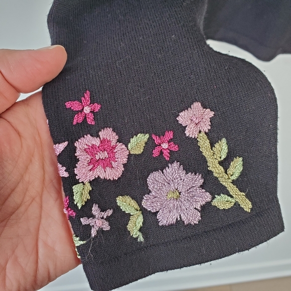 Black knit turtleneck with floral embroidery size medium - Picture 5 of 12